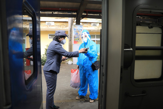 Réduction du prix des billets de train pour soutenir les étudiants retournant à l'école après le Têt ảnh 4 Réduction du prix des billets de train pour soutenir les étudiants retournant à l'école après le Têt ảnh 4