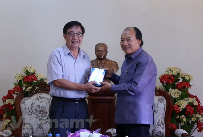 Remise au Laos d'un film à propos des liens entre le président Souphanouvong et le Vietnam ảnh 1 Remise au Laos d'un film à propos des liens entre le président Souphanouvong et le Vietnam ảnh 1