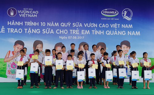 Distribution de lait aux enfants de Quang Nam ảnh 1