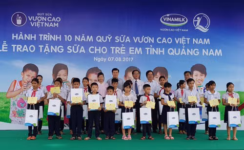 Distribution de lait aux enfants de Quang Nam ảnh 1 Distribution de lait aux enfants de Quang Nam ảnh 1