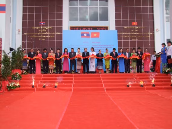 Une exposition photographique pour marquer les relations Vietnam-Laos ảnh 1