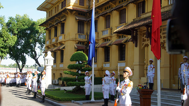 Cérémonie de levée du drapeau marquant le 50e anniversaire de l'ASEAN ảnh 1 Cérémonie de levée du drapeau marquant le 50e anniversaire de l'ASEAN ảnh 1