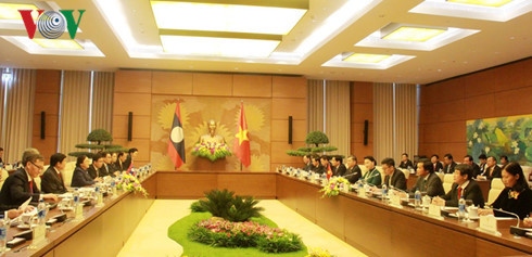 Entretien entre les deux présidentes de l'AN du Vietnam et du Laos ảnh 1 Entretien entre les deux présidentes de l'AN du Vietnam et du Laos ảnh 1