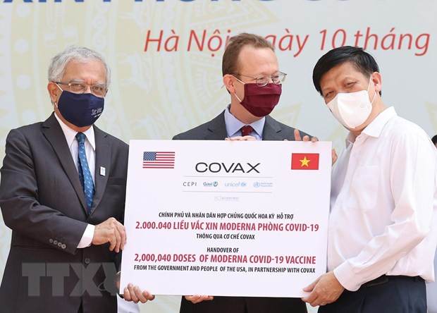 Le PM assiste au lancement de la campagne nationale de vaccination contre le COVID-19 ảnh 3