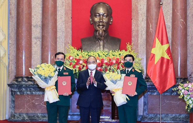Décisions de promouvoir les grades militaires pour deux dirigeants du ministère de la Défense ảnh 1 Décisions de promouvoir les grades militaires pour deux dirigeants du ministère de la Défense ảnh 1