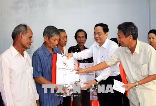 Le président de FPV offre des cadeaux du Tet à Soc Trang ảnh 1