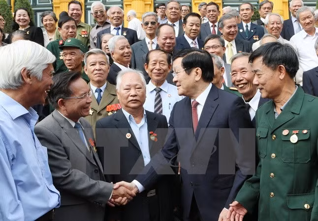 Rencontre entre le président et d'anciens révolutionnaires prisonniers ảnh 1 Rencontre entre le président et d'anciens révolutionnaires prisonniers ảnh 1