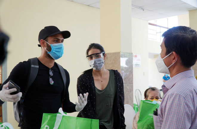 Ho Chi Minh-Ville : remise de cadeaux aux ressortissants étrangers touchés par le COVID-19 ảnh 1