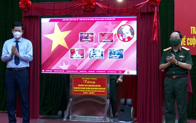 Remise à la province de Quang Binh d'un logiciel sur la vie et la carrière du général Giap ảnh 1 Remise à la province de Quang Binh d'un logiciel sur la vie et la carrière du général Giap ảnh 1