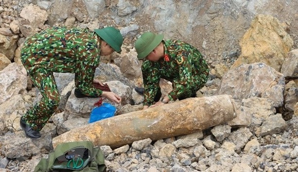 Quang Binh : neutralisation réussie d'une bombe de 200 kg trouvée dans une zone résidentielle ảnh 1 Quang Binh : neutralisation réussie d'une bombe de 200 kg trouvée dans une zone résidentielle ảnh 1