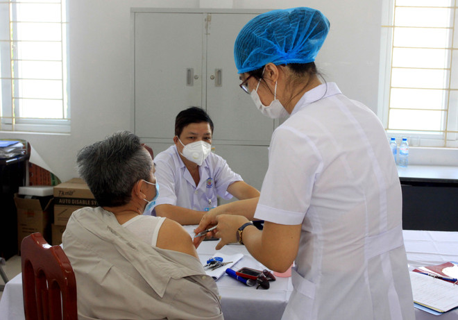 COVID-19: Début de la deuxième phase des essais cliniques sur l’homme du vaccin COVIVAC à Thai Binh ảnh 1