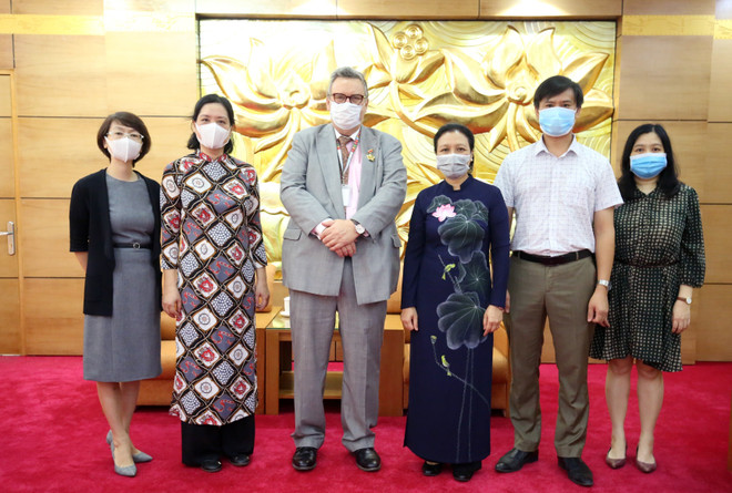 L’insigne « Pour la paix, l’amitié entre les peuples » à l’ambassadeur de Finlande au Vietnam ảnh 2