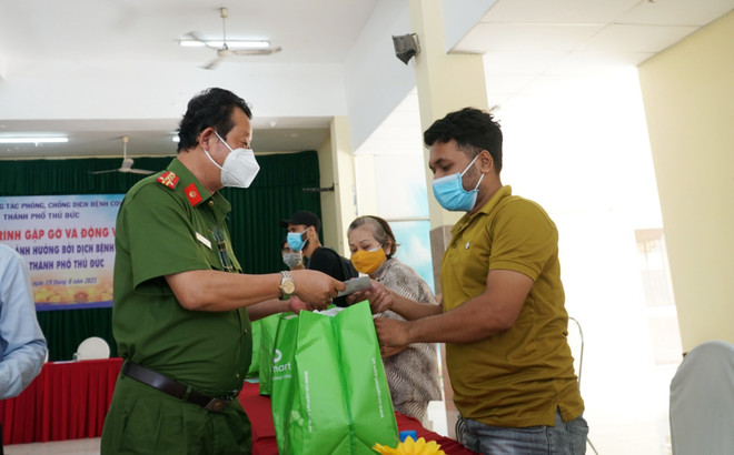 Ho Chi Minh-Ville : remise de cadeaux aux ressortissants étrangers touchés par le COVID-19 ảnh 2