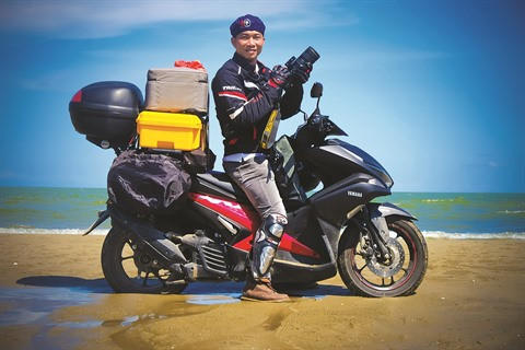 Il parcourt le pays pour photographier les sites pollués ảnh 2