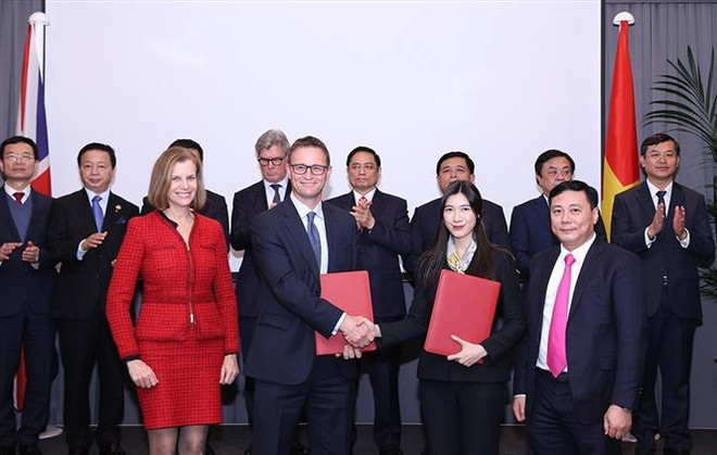 Le PM assiste à la signature des accords de coopération Vietnam - Royaume-Uni ảnh 2 Le PM assiste à la signature des accords de coopération Vietnam - Royaume-Uni ảnh 2