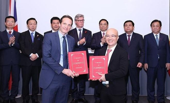 Le PM assiste à la signature des accords de coopération Vietnam - Royaume-Uni ảnh 1 Le PM assiste à la signature des accords de coopération Vietnam - Royaume-Uni ảnh 1