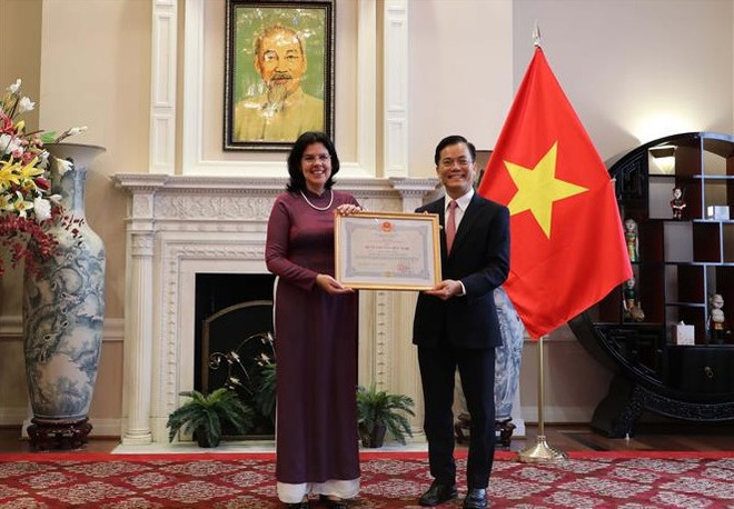 Remise de l'Ordre de l'Amitié à une ancienne ambassadrice cubaine au Vietnam ảnh 1 Remise de l'Ordre de l'Amitié à une ancienne ambassadrice cubaine au Vietnam ảnh 1