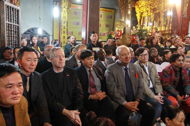 Le culte de la Déesse-Mère et le chau van impressionnent les diplomates ảnh 2