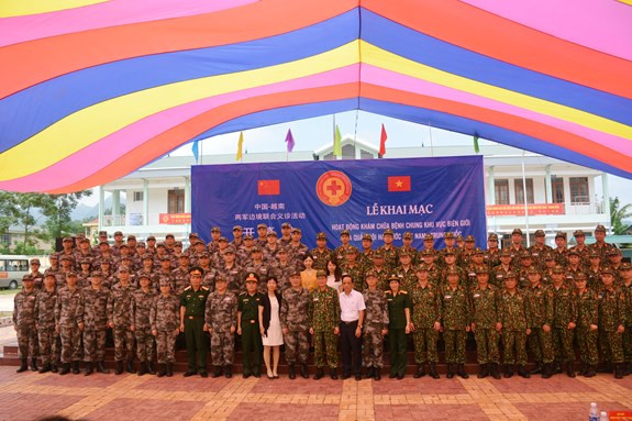 Vietnam-Chine : activités communes d'examen et de traitement médicaux dans la zone frontalière ảnh 1 Vietnam-Chine : activités communes d'examen et de traitement médicaux dans la zone frontalière ảnh 1