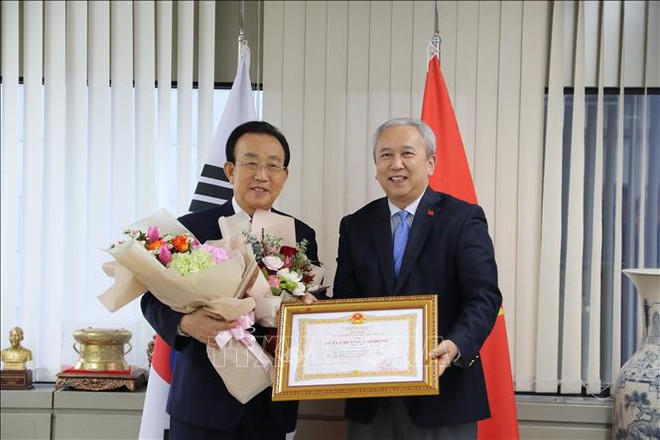 Un ancien gouverneur de la province sud-coréenne de Gyeongsangbuk à l’honneur ảnh 1 Un ancien gouverneur de la province sud-coréenne de Gyeongsangbuk à l’honneur ảnh 1