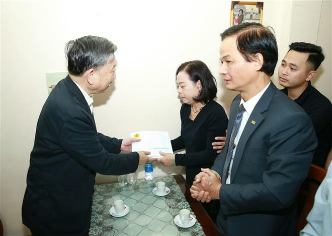 Affaire de Dong Tam : le général To Lam rend visite aux familles des trois policiers sacrifiés ảnh 1 Affaire de Dong Tam : le général To Lam rend visite aux familles des trois policiers sacrifiés ảnh 1