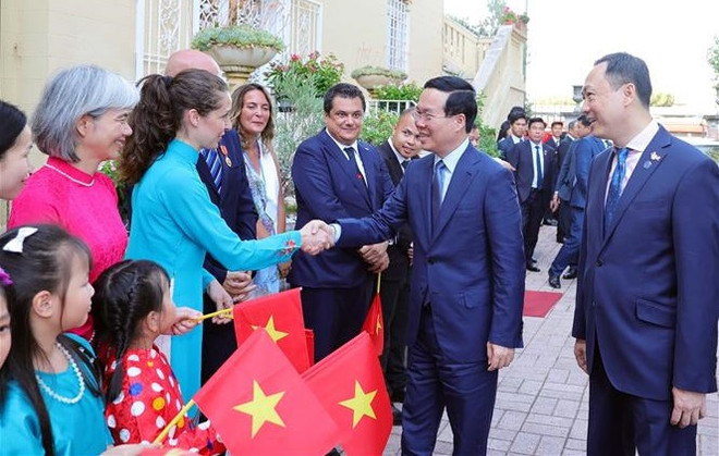 Le président Vo Van Thuong rencontre des Viet kieu et des amis italiens proches du Vietnam ảnh 1 Le président Vo Van Thuong rencontre des Viet kieu et des amis italiens proches du Vietnam ảnh 1