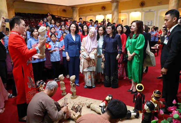 L’art des marionnettes sur l’eau enchante les épouses des PM vietnamien et malaisien ảnh 3 L’art des marionnettes sur l’eau enchante les épouses des PM vietnamien et malaisien ảnh 3