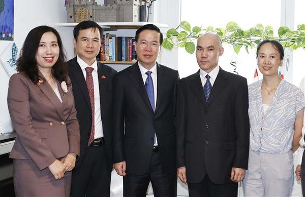 Le président Vo Van Thuong rend visite à un physicien vietnamien en Autriche ảnh 2 Le président Vo Van Thuong rend visite à un physicien vietnamien en Autriche ảnh 2