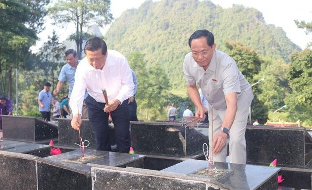 Le vice-président de l’AN Trân Quang Phuong remet des cadeaux aux personnes méritantes à Cao Bang ảnh 2