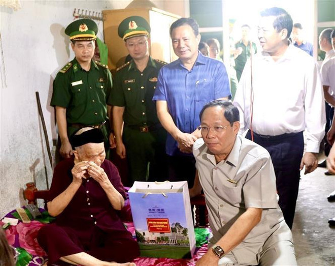 Le vice-président de l’AN Trân Quang Phuong remet des cadeaux aux personnes méritantes à Cao Bang ảnh 1