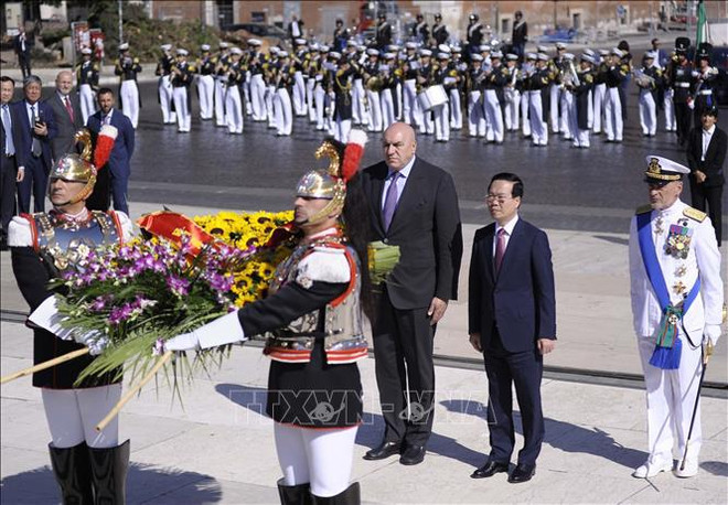 Le président Vo Van Thuong dépose des fleurs à l’Autel de la Patrie à Rome ảnh 1 Le président Vo Van Thuong dépose des fleurs à l’Autel de la Patrie à Rome ảnh 1