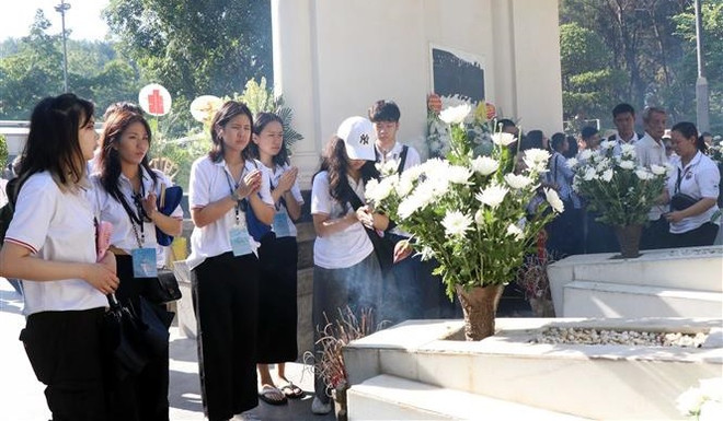 Des jeunes Vietnamiens d'outre-mer rendent hommage aux martyrs héroïques au carrefour de Dong Loc ảnh 1 Des jeunes Vietnamiens d'outre-mer rendent hommage aux martyrs héroïques au carrefour de Dong Loc ảnh 1