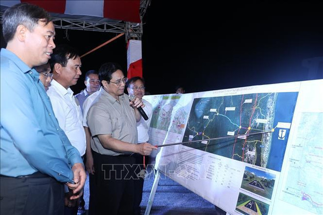 Le Premier ministre Pham Minh Chinh inspecte de grands projets de transport et industriels à Quang Tri ảnh 1 Le Premier ministre Pham Minh Chinh inspecte de grands projets de transport et industriels à Quang Tri ảnh 1
