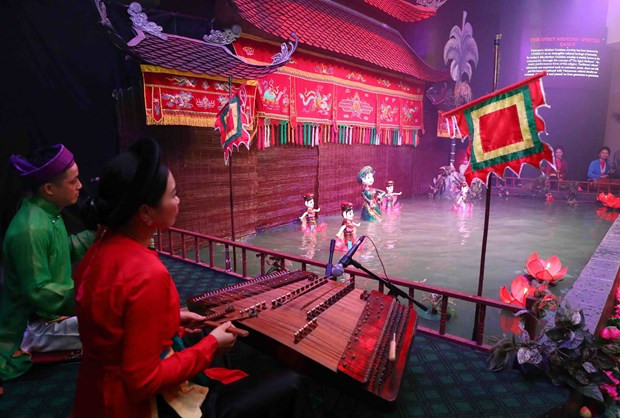 L’art des marionnettes sur l’eau enchante les épouses des PM vietnamien et malaisien ảnh 2