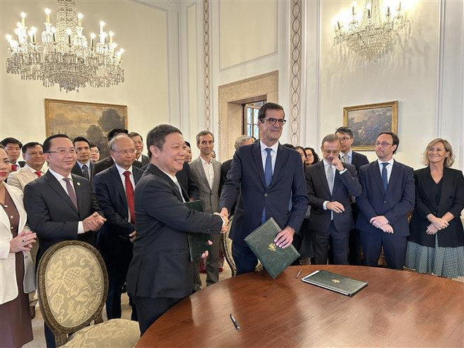 Hô Chi Minh-Ville scelle sa coopération avec la ville portugaise de Porto ảnh 1