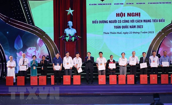 Le PM participe à la conférence nationale d’honorer les personnes méritantes ảnh 2 Le PM participe à la conférence nationale d’honorer les personnes méritantes ảnh 2