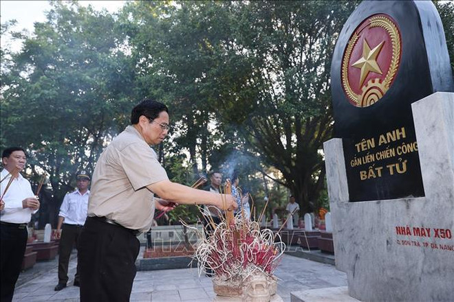 Le Premier ministre Pham Minh Chinh inspecte de grands projets de transport et industriels à Quang Tri ảnh 2 Le Premier ministre Pham Minh Chinh inspecte de grands projets de transport et industriels à Quang Tri ảnh 2