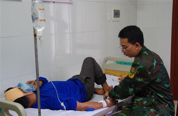 Sauvetage d'un pêcheur en détresse à Truong Sa ảnh 1 Sauvetage d'un pêcheur en détresse à Truong Sa ảnh 1