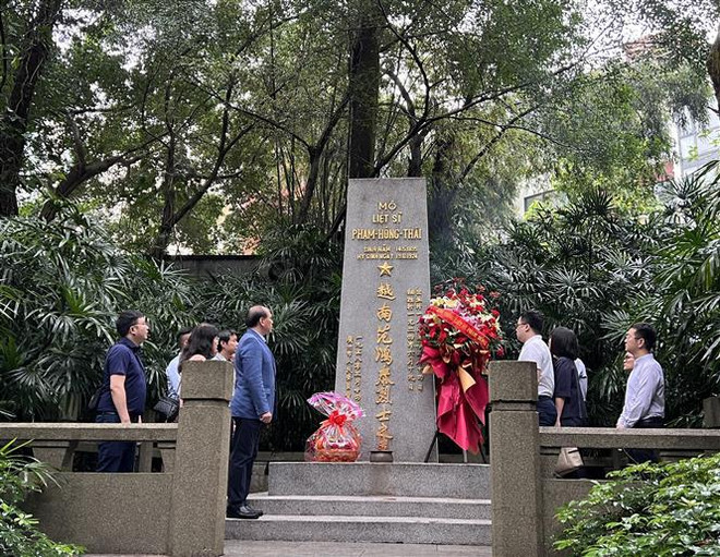 Chine: Le consulat général du Vietnam à Guangzhou rend hommage au martyr Pham Hong Thai ảnh 1