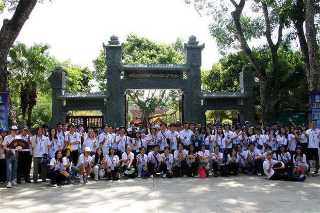 Des jeunes Vietnamiens d'outre-mer rendent hommage au Président Ho Chi Minh à Nghe An ảnh 1 Des jeunes Vietnamiens d'outre-mer rendent hommage au Président Ho Chi Minh à Nghe An ảnh 1