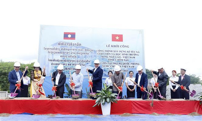 Le dortoir d’une école bilingue lao-vietnamienne mis en chantier à Oudomxay ảnh 1 Le dortoir d’une école bilingue lao-vietnamienne mis en chantier à Oudomxay ảnh 1