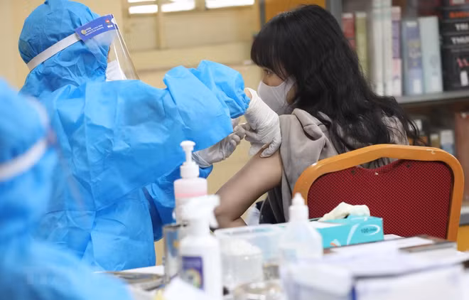 Le PM demande plus de rapidité dans la vaccination contre le COVID-19 ảnh 1