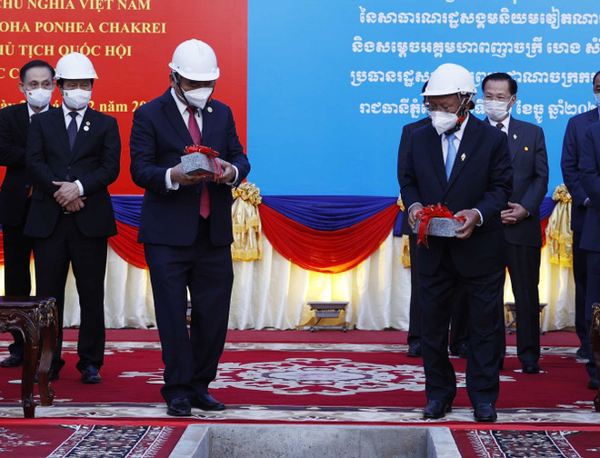 Le président Nguyen Xuan Phuc reçoit des dirigeants cambodgiens ảnh 2 Le président Nguyen Xuan Phuc reçoit des dirigeants cambodgiens ảnh 2