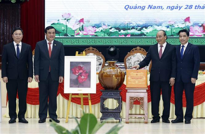 Le président Nguyên Xuân Phuc rencontre d'anciens responsables de Quang Nam ảnh 1 Le président Nguyên Xuân Phuc rencontre d'anciens responsables de Quang Nam ảnh 1