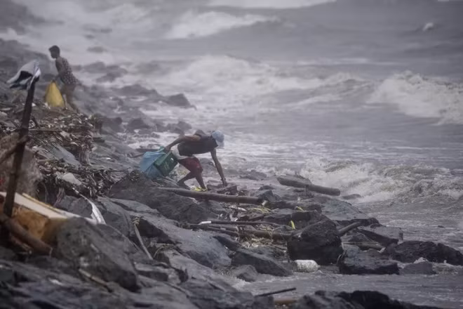 Philippines : des milliers de personnes évacuées en prévision du typhon Yutu ảnh 1