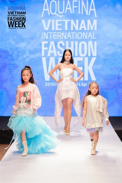 Lancement de la collection "Légende de la mode sud-coréenne" au Vietnam ảnh 2