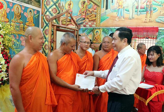Fête du Nouvel An des Khmers : le président du CC du Front de la Patrie à Soc Trang ảnh 1