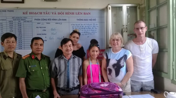 Un touriste britannique reçoit des biens oubliés dans un train du Vietnam ảnh 2 Un touriste britannique reçoit des biens oubliés dans un train du Vietnam ảnh 2