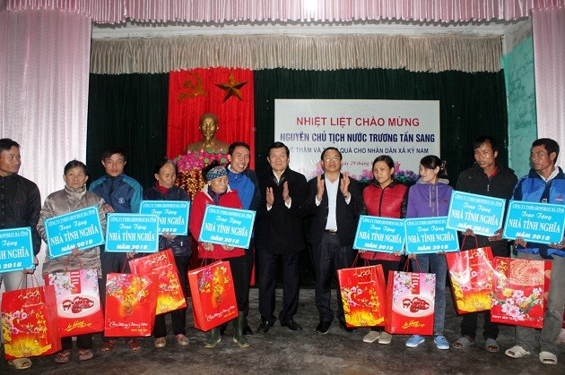 Remise des cadeaux du Têt aux personnes démunies ảnh 1 Remise des cadeaux du Têt aux personnes démunies ảnh 1