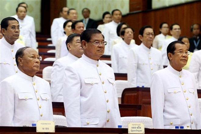 Cambodge : le roi nomme 101 personnes aux postes de conseiller et assistant personnels du PM ảnh 1 Cambodge : le roi nomme 101 personnes aux postes de conseiller et assistant personnels du PM ảnh 1